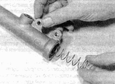 Рис. 5.14, б. ...затем пружину поршня