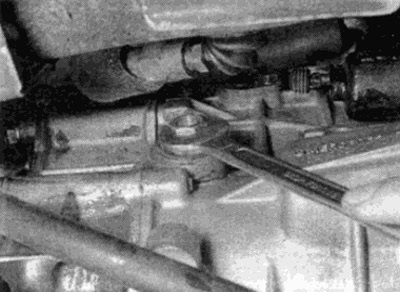 Рис. 2.1, а. Использование высокой гайки и ключа…