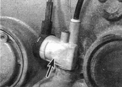 Рис. 6.24. Отсоедините вакуумные линии от…