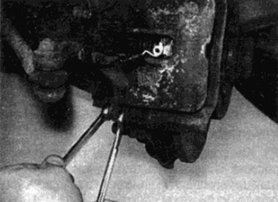 Рис. 4.5, а. Ослабьте болт нижнего пальца,…