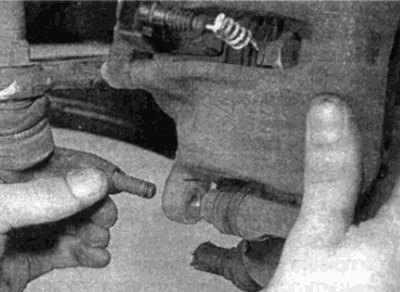 Рис. 4.5, б. ...затем извлеките его из суппорта