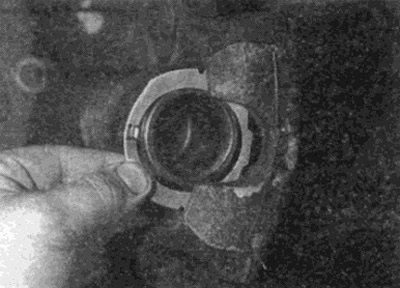 Рис. 4.6. Поверните суппорт от диска и снимите…