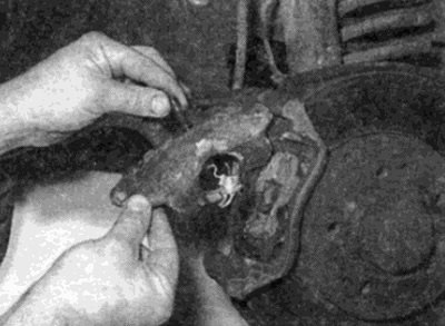 Рис. 4.15. Поверните суппорт на место, пропуская…