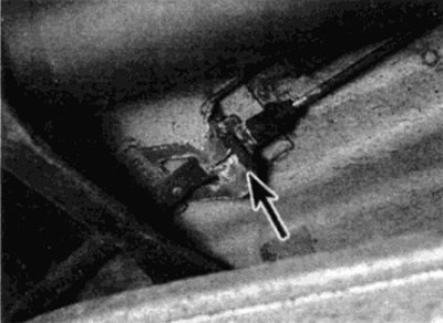 Рис. 15.12. Фиксатор заднего троса стояночного…