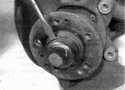 Рис. 3.2. Снимите колпак смазки с центра…