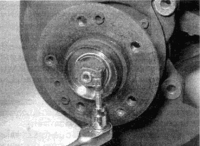 Рис. 3.4, а. Ослабьте стяжной болт...