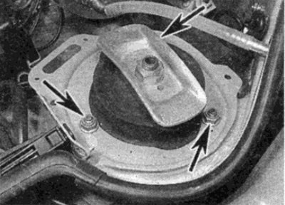 Рис. 5.4. Отверните гайки верхней опоры стойки…