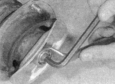 Рис. 5.6. Ослабьте и отверните гайку верхней…