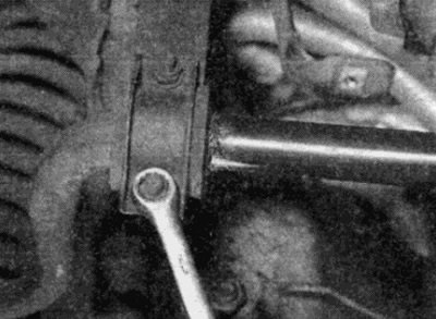 Рис. 8.5. ...и отверните гайки и болты и снимите…