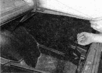 Рис. 11.4, а. Снимите обивку сбоку в багажном…