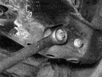 Рис. 11.6. Отверните гайку и извлеките болт…