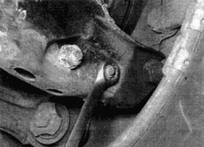 Рис. 14.4. Отверните гайку и болт крепления и…