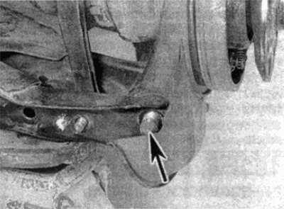 Рис. 14.7, а. Снимите наружный болт нижнего…