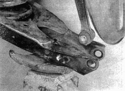 Рис. 14.7, б. Аккуратно опустите рычаг, пользуясь…