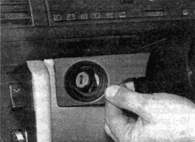 Рис. 19.1. Снимите облицовку замок зажигания /…