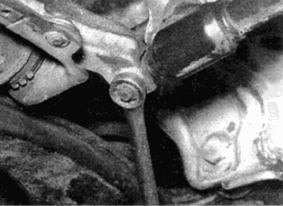 Рис. 26.2, а. Ослабьте и снимите левый