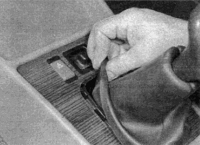 Рис. 40.1. а. Освободите чехол рычага выбора…