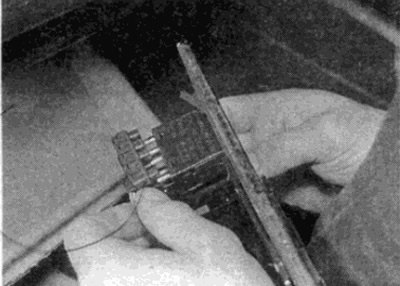 Рис. 40.3. Отсоедините провода на выключателях…