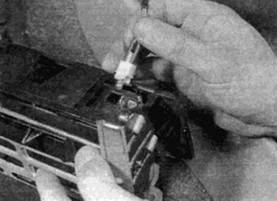Рис. 40.6, б ...и держатель лампы подсветки на…