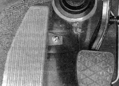 Рис. 40.9. Ослабьте фиксатор накладки под ногу