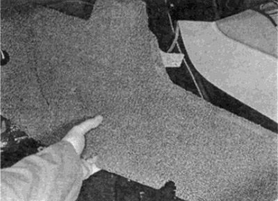 Рис. 40.12. Снимите коврик с обеих сторон пульта