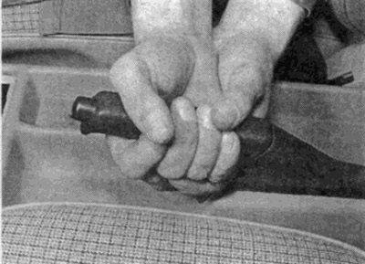 Рис. 40.13. а. Стяните рукоятку рычага...