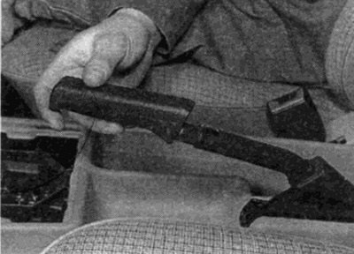 Рис. 40.13, б. ...и снимите ее с рычага