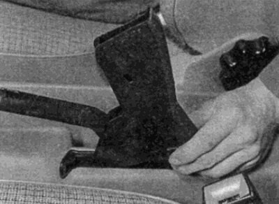 Рис. 40.14. Снимите нижнюю обшивку рычага…