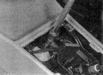 Рис. 40.15. Отверните передний болт крепления