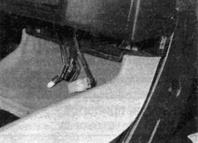 Рис. 40.19. б. ...и отсоедините его спереди