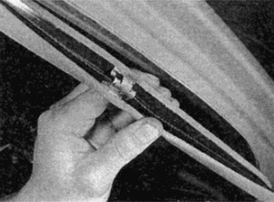 Рис. 42.4. Снимите уплотнение двери