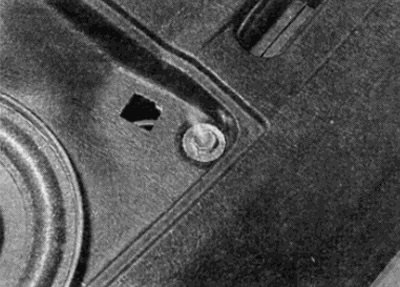 Рис. 42.7. Отверните верхний болт рядом с…