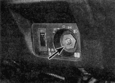 Рис. 42.8. Отверните гайку крепления…