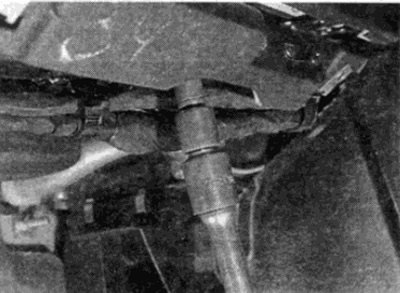 Рис. 42.14. Отверните нижний болт крепления…