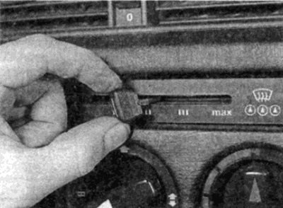 Рис. 42.17. Снимите кнопку переключателя…