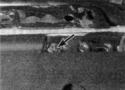 Рис. 42.23. Снимите воздушный шланг (показан…