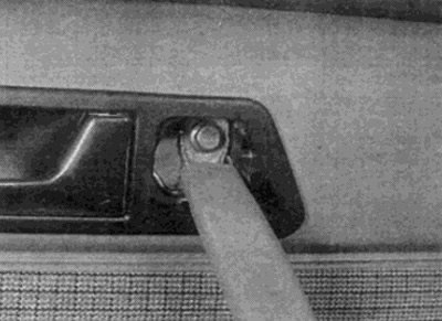 Рис. 18.3. Отверните болт крепления ручки…