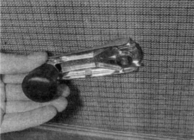 Рис. 18.7, а. Снимите ручку стеклоподъемника...