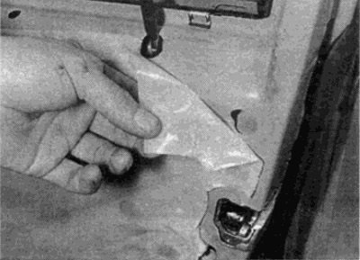Рис. 18.9. Аккуратно стяните влагозащитную пленку