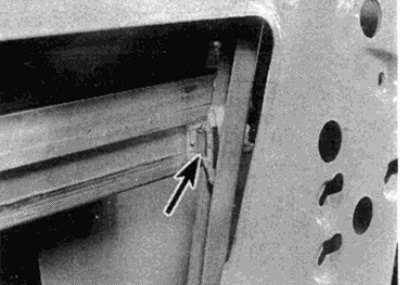 Рис. 20.4. Отсоедините направляющий элемент…