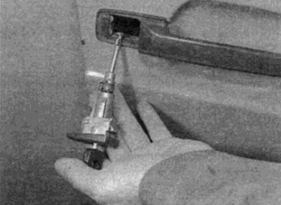 Рис. 24.4, б. ...и извлеките цилиндр замка