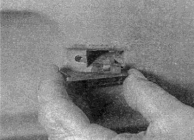 Рис. 24.6. Снимите резиновую накладку