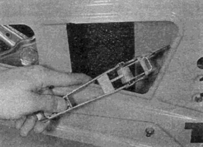 Рис. 24.7, б. ...и снимите опорный кронштейн