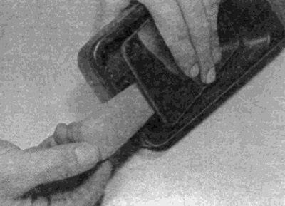 Рис. 31.1, а. Подденьте стекло зеркала при помощи…