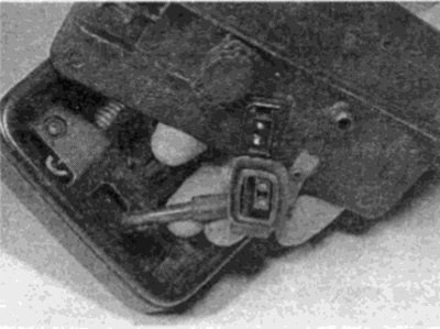 Рис. 31.2. Отсоедините штекер провода на…