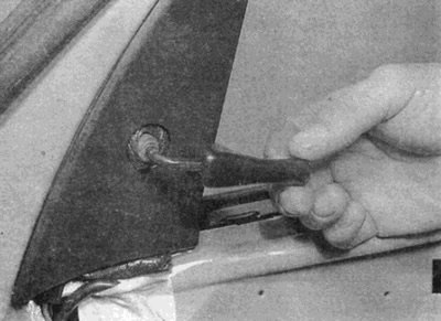 Рис. 32.2. Снимите крышку рычага