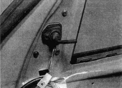 Рис. 32.5, а. Отверните три винта...