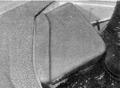 Рис. 39.3, а. Поднимите крышку звукопоглощающего…