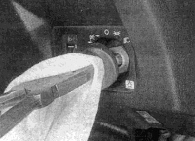 Рис. 6.6. а. Пользуйтесь пассатижами и тканью,…