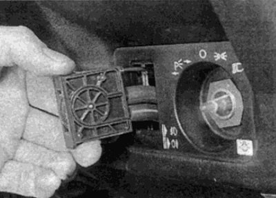Рис. 6.7. Снятие выключателя управления светом фар